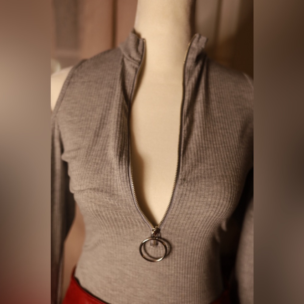 Charlotte Russe Gray Ribbed Bodysuit w/ Cut Out Shoulders - Picture 4 of 6